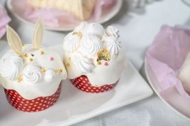 Апельсиновый кулич с маком и клубничным кремом чиз 