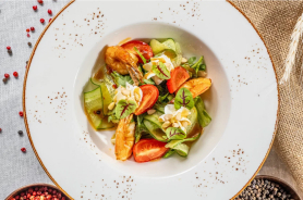 Салат с рукколой и тигровыми креветками